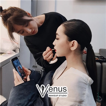 Simple makeup and hairdo